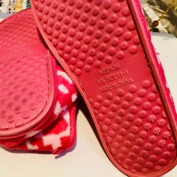 💕10 for $10 Girls Pink Hearts Design Slippers💕 - Picture 2 of 5